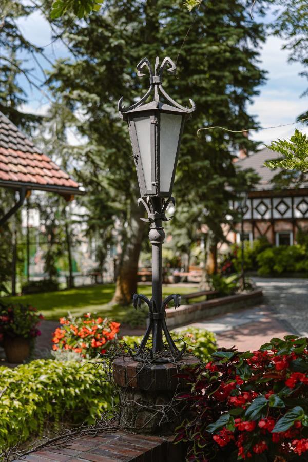 Отель Dom W Starym Parku Biskupice  Экстерьер фото